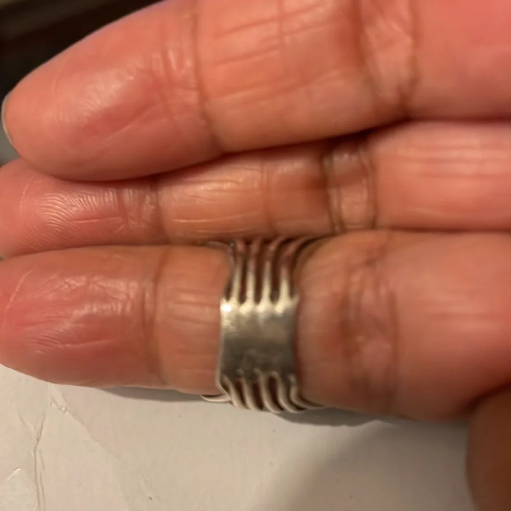 Silver ring. - Picture 2 of 2